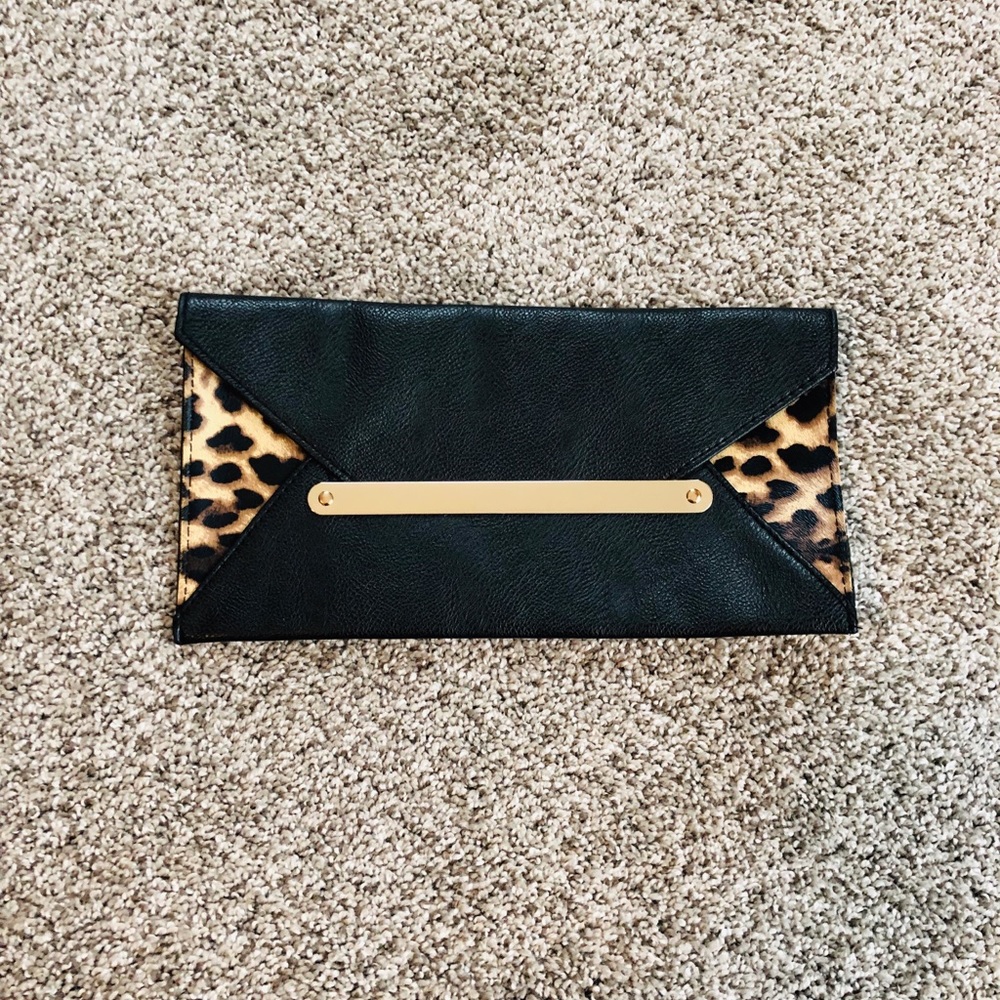 Multi-patterned envelope clutch